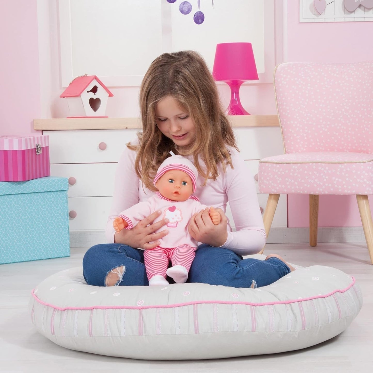 Lalka First Words ze śpiącymi oczami, wydaje 24 dziecięce dźwięki, z lalką i butelką, 38 cm, różowa/paski Naty Shop Dolls