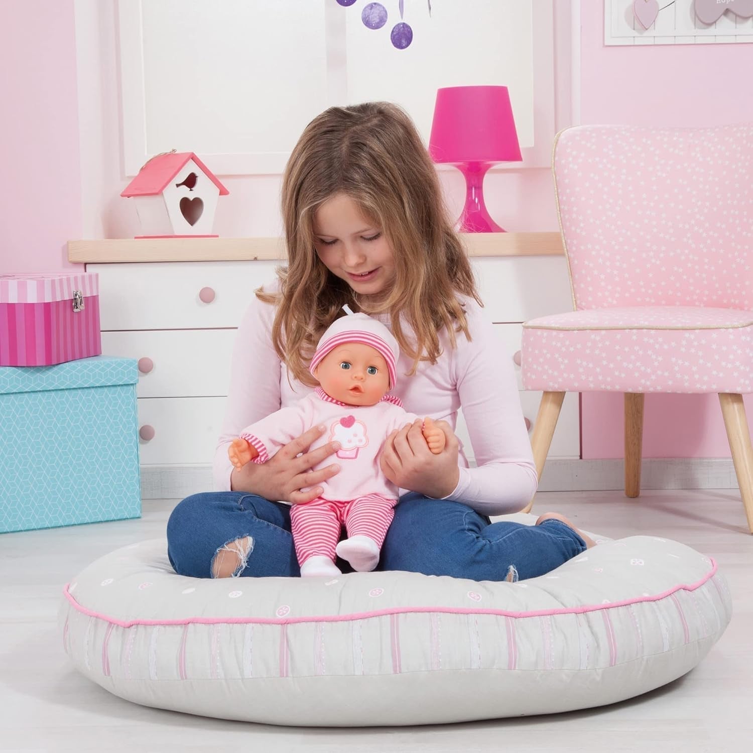 Lalka First Words ze śpiącymi oczami, wydaje 24 dziecięce dźwięki, z lalką i butelką, 38 cm, różowa/paski Naty Shop Dolls