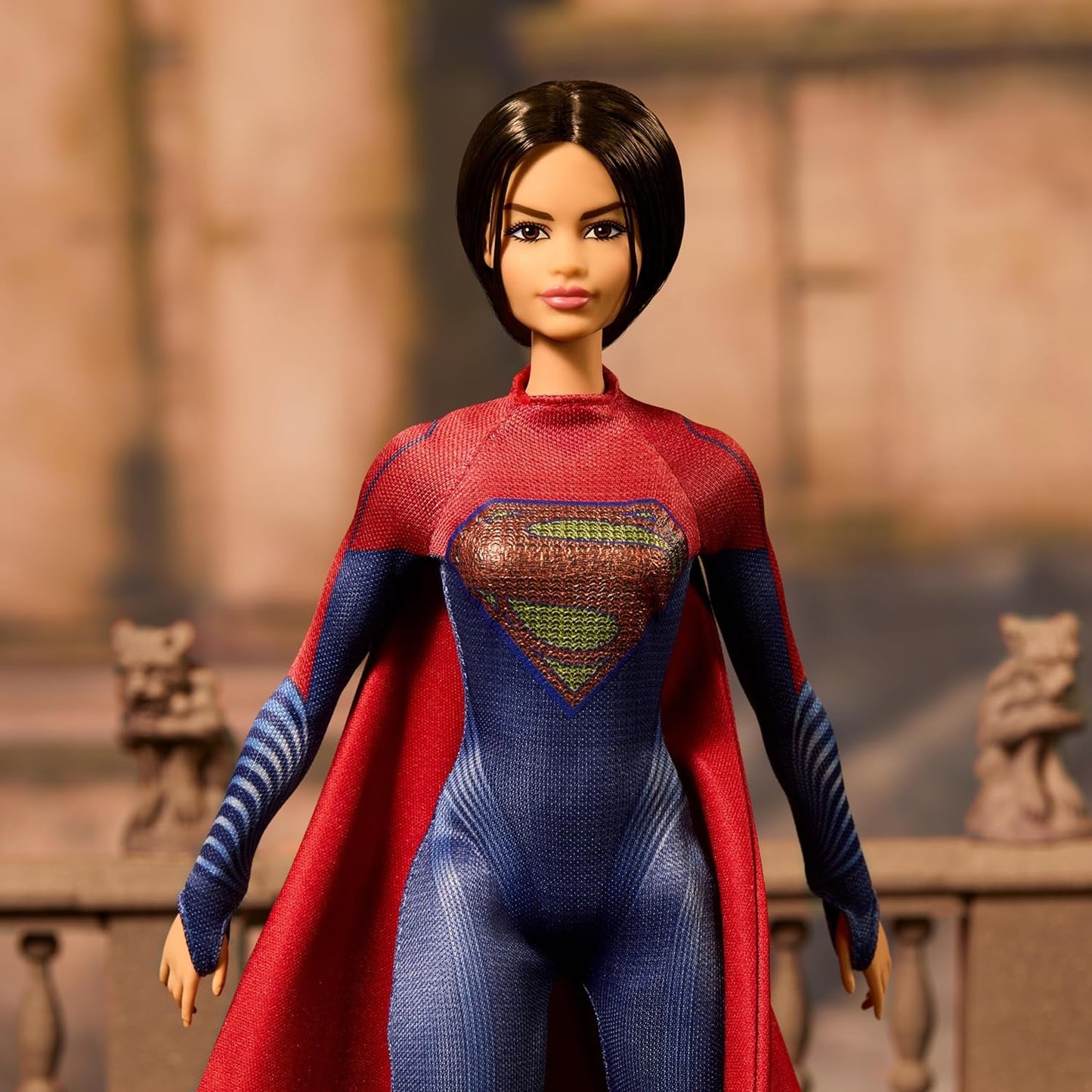 Barbie Supergirl Puppe, Sammlerpuppe w filmie Flash ubrana w czerwono-niebieskie stroje z Umhang, Puppenständer enthalten