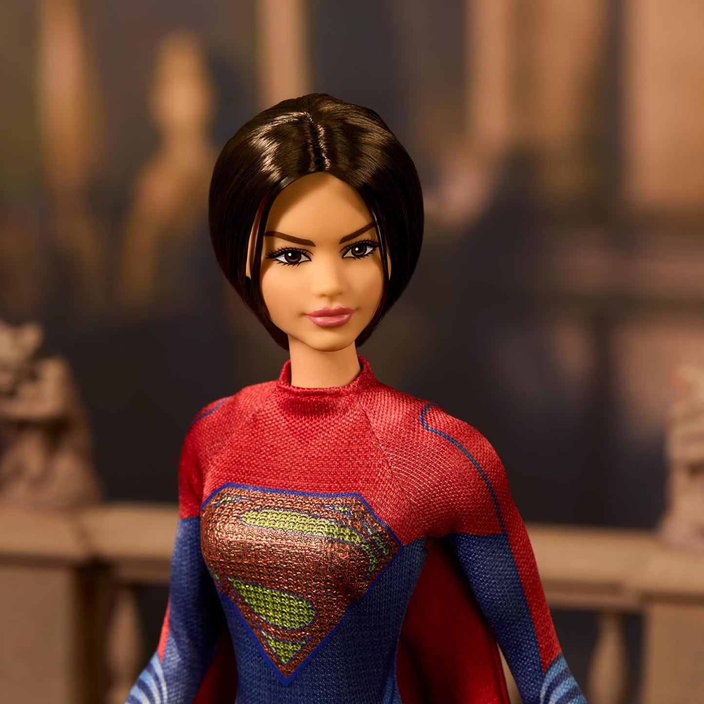 Barbie Supergirl Puppe, Sammlerpuppe w filmie Flash ubrana w czerwono-niebieskie stroje z Umhang, Puppenständer enthalten