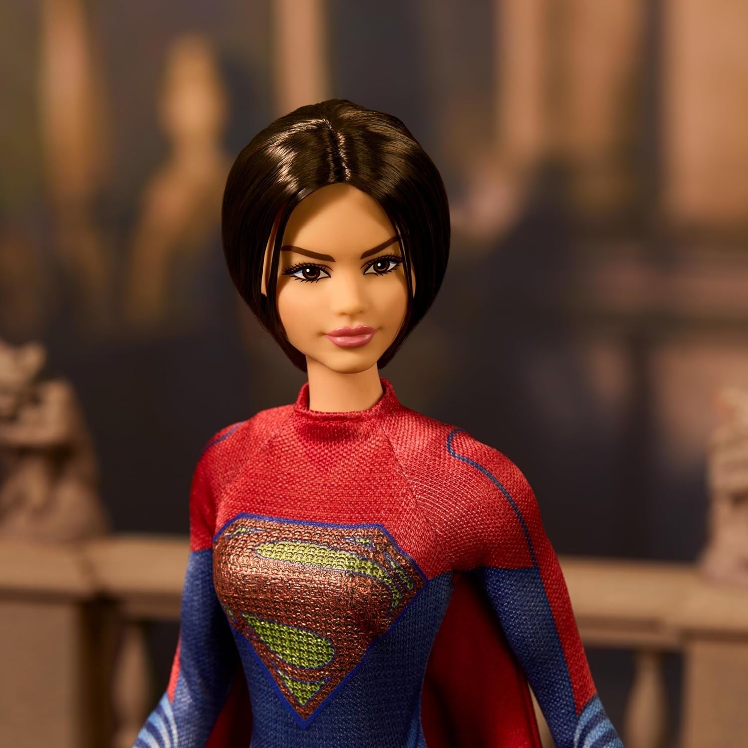 Barbie Supergirl Puppe, Sammlerpuppe w filmie Flash ubrana w czerwono-niebieskie stroje z Umhang, Puppenständer enthalten