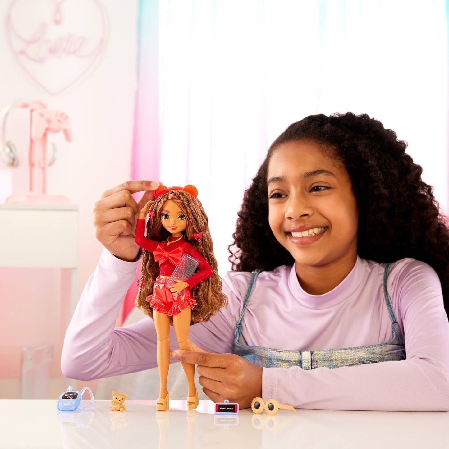 Lalka Barbie Dream Besties i akcesoria, ruchoma lalka Teresa Fashion z brązowymi włosami i spinkami do włosów, 10 elementów z motywem gry wideo, lalki HYC23 Naty Shop