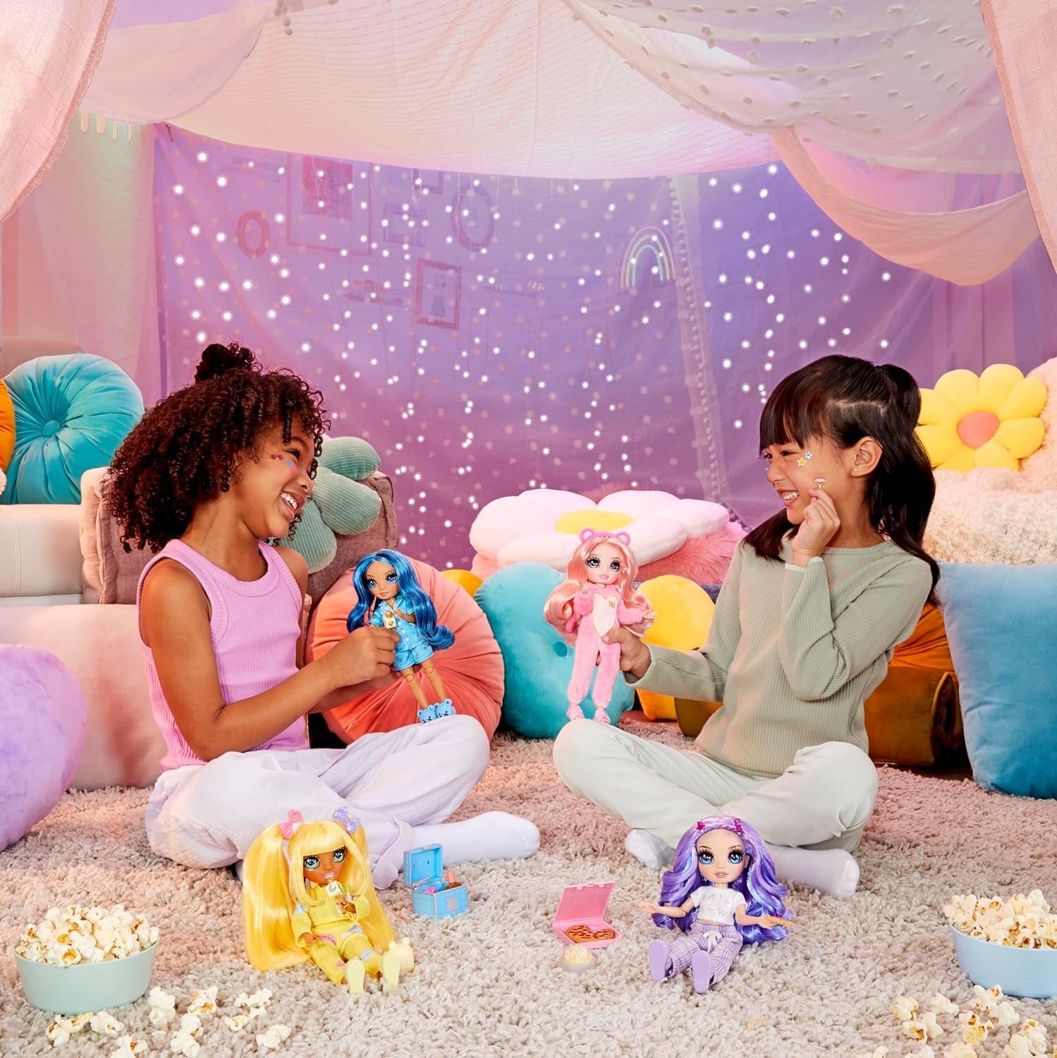 Lalka Rainbow High Junior High PJ Party - fioletowa - 22 cm z miękkim kombinezonem, kapciami i akcesoriami do zabawy - Zabawka dla dzieci - Idealna dla dzieci w wieku 4-12 lat