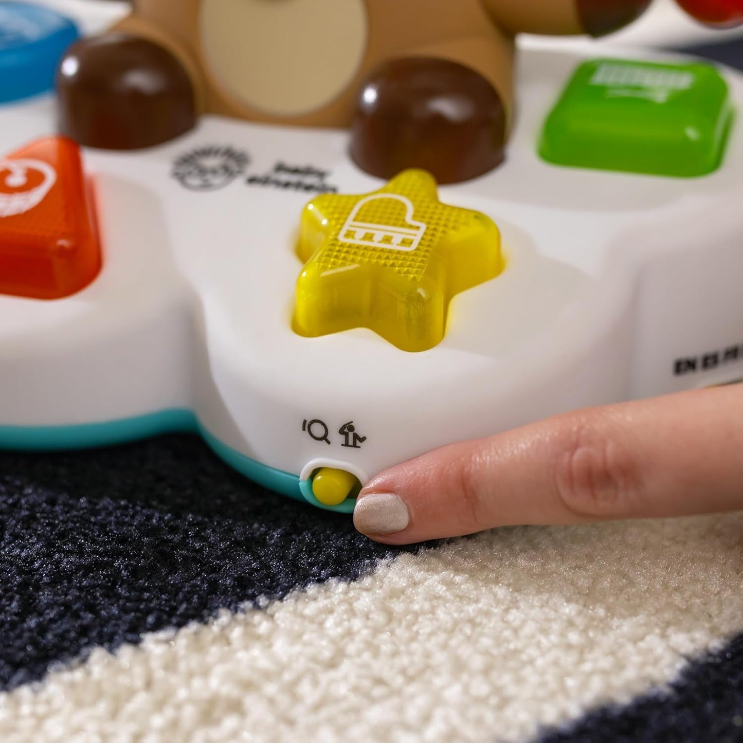 Baby Einstein, Drum & Learn Dean Muzyczna zabawka edukacyjna – multisensoryczna zabawka dla dziecka, 2 tryby gry, kolory, kształty i instrumenty, ponad 50 dźwięków, zabawki dla dzieci od 6 miesiąca życia Naty Shop