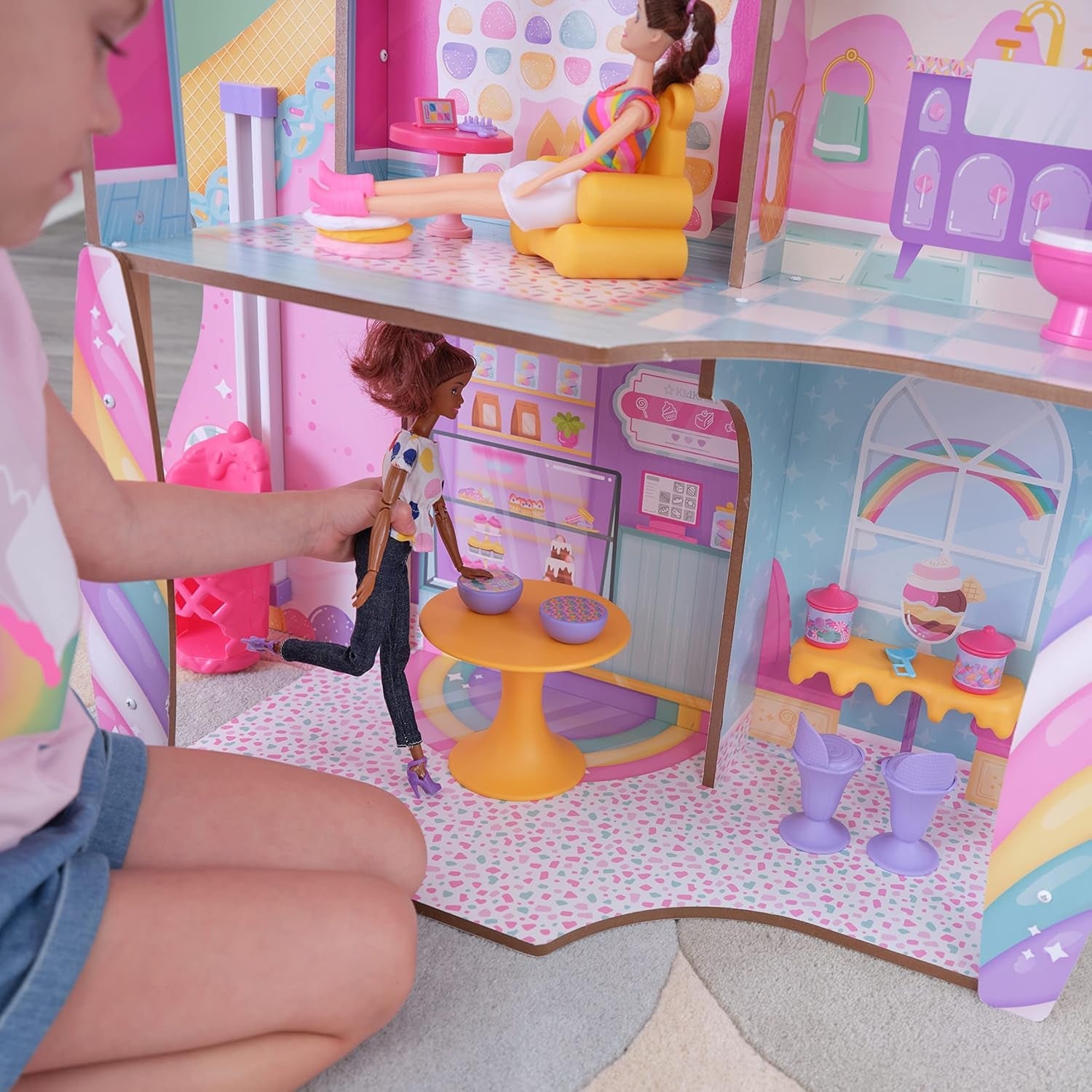 Drewniany domek dla lalek KidKraft Cukierkowy zamek z meblami i akcesoriami, Domek z figurką lamy jednorożca, Winda w kształcie rożka z lodami i Gummy-Miś dla lalek, Zabawka dla dzieci w wieku od 3 lat, 20242