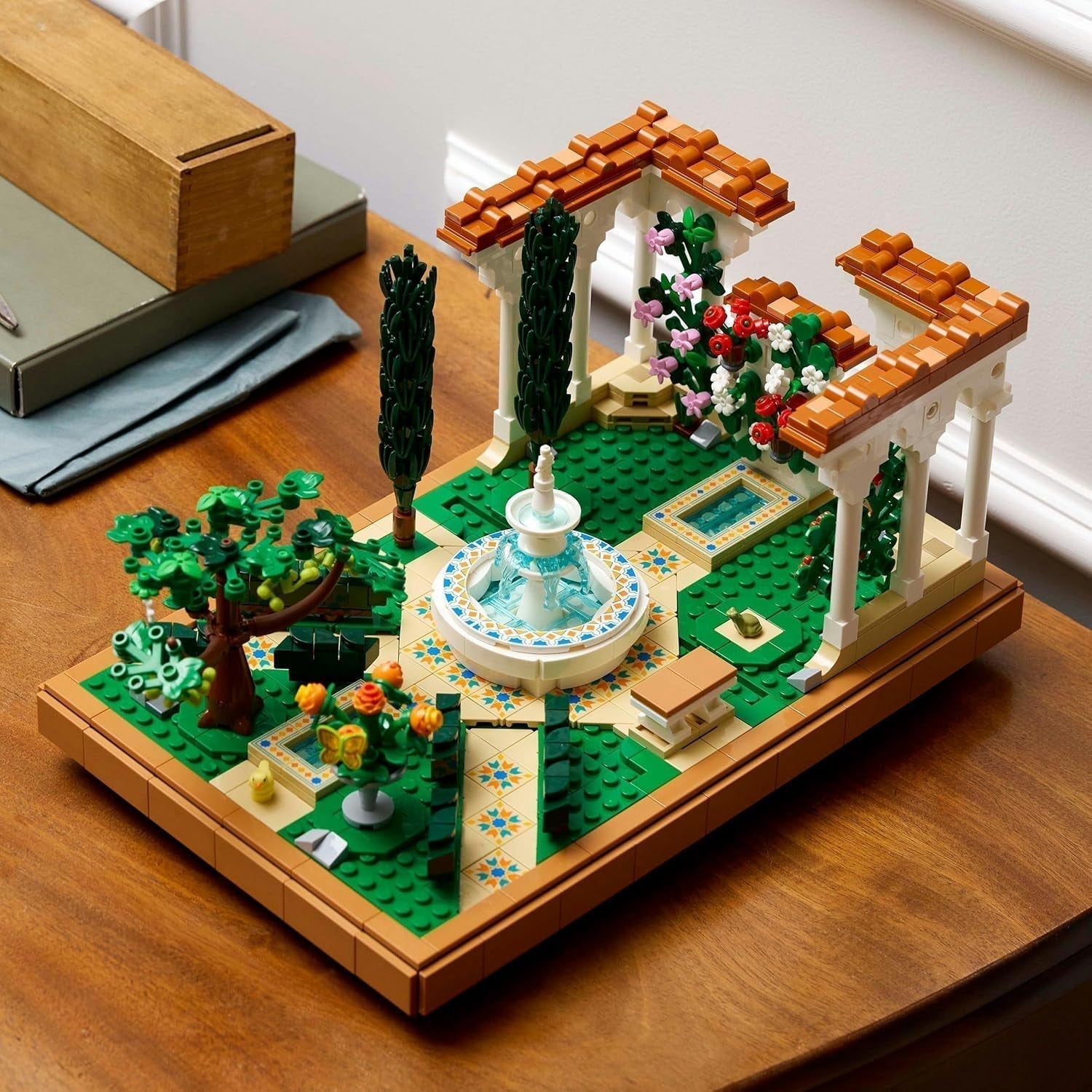 LEGO Icons Ogród fontann - Miniaturowy zestaw do budowania dla dorosłych z liśćmi, cyprysami, drzewami, winoroślą i kwiatami - Pomysł na kreatywny prezent urodzinowy, prezent na parapetówkę dla kobiet i mężczyzn - 10359 Zestawy do budowania Beuche den LEGO-Store