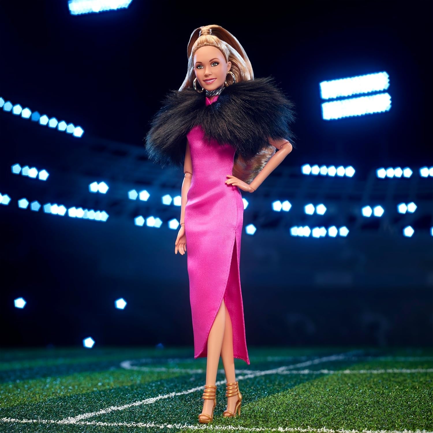 BARBIE Keeley Jones - lalka kolekcjonerska inspirowana Tedem Lasso, gorąca różowa jedwabna sukienka midi, złote szpilki, czarna peleryna, złote kolczyki koła, różowa torba, dla dzieci w wieku 3+, HJW92