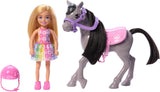 Lalka Barbie Chelsea i Kucyki – zapinaj pasy do zabawy i bezpiecznej jazdy, różowe siodełko i stopnie, w zestawie kask i urocza sukienka w kratę, od 3 lat, HTK29