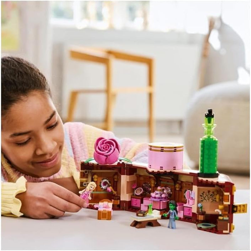 LEGO Wicked Glinda i sypialnia Elphaby — domek dla lalek z 2 mini lalkami Czarownic z krainy Oz, fajnymi akcesoriami, w tym kwiatami i strojami — kreatywna zabawka dla dziewczynek w wieku powyżej 8 lat i fanów — 75683 Zestawy do budowania Besuche den LEGO-Store