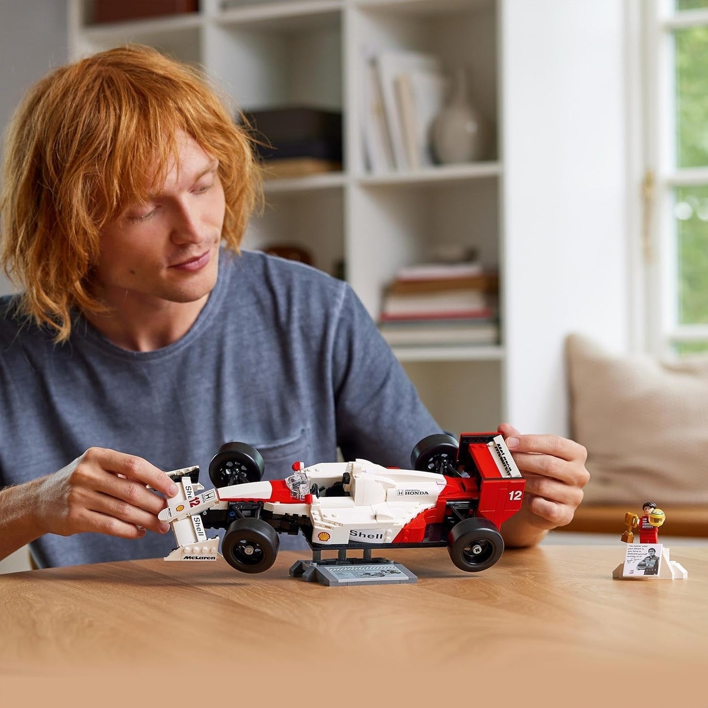 LEGO Icons Zestaw modeli samochodów Mclaren MP4/4 i Ayrton Senna, zestaw samochodów wyścigowych F1 dla dorosłych z minifigurką kierowcy, przedmiot kolekcjonerski, pomysł na prezent dla mężczyzn, kobiet, dla niego i dla niej 10330 Zestawy do budowania Besuche w sklepie LEGO