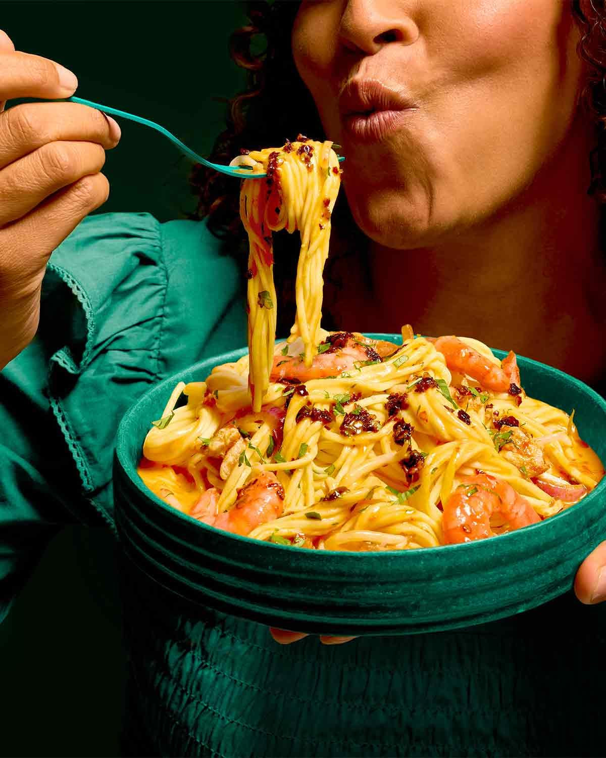 LEE KUM KEE Egg Noodles - Asian Egg Noodles, klasyka do dań z woka i zup, makaron półwytrawny, gotowy w 3 minuty, dwie porcje w opakowaniu, opakowanie zbiorcze 6 x 180g