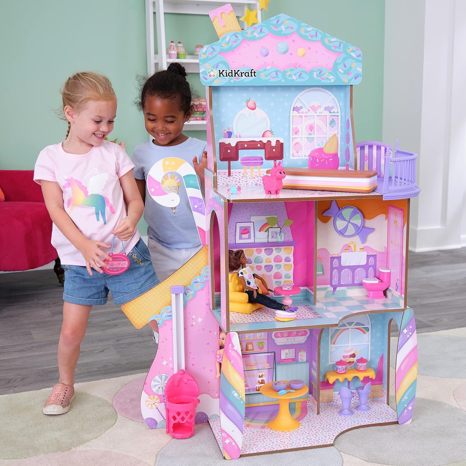 Drewniany domek dla lalek KidKraft Cukierkowy zamek z meblami i akcesoriami, Domek z figurką lamy jednorożca, Winda w kształcie rożka z lodami i Gummy-Miś dla lalek, Zabawka dla dzieci w wieku od 3 lat, 20242