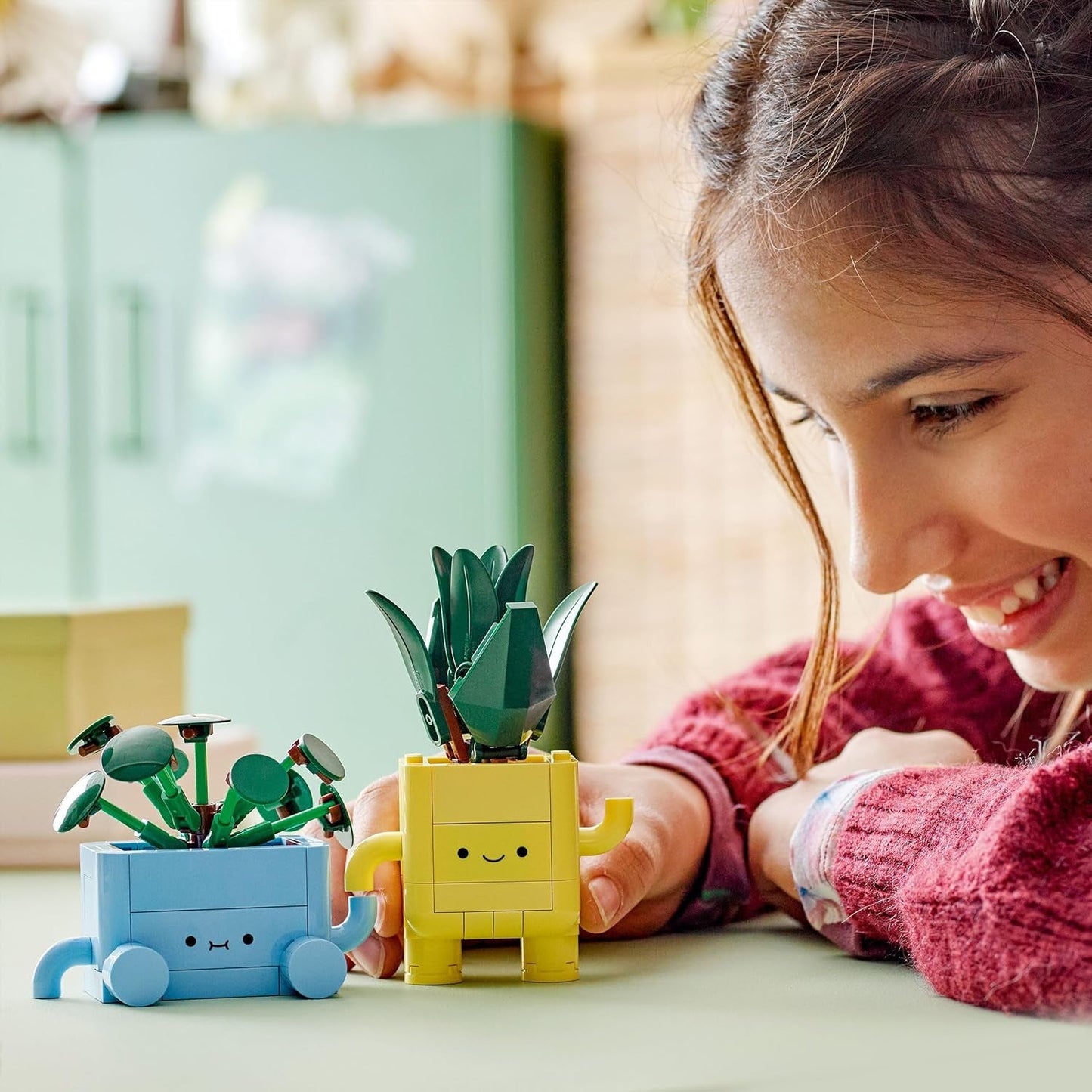 LEGO Botanicals Happy Plants — zestaw do samodzielnego montażu dla dzieci z 2 sztucznymi kwiatami i 2 kolorowymi doniczkami z kreskówkowymi twarzami — pomysł na prezent dla dziewczynek od 9 lat — 10349 Zestawy konstrukcyjne Besuche w sklepie LEGO