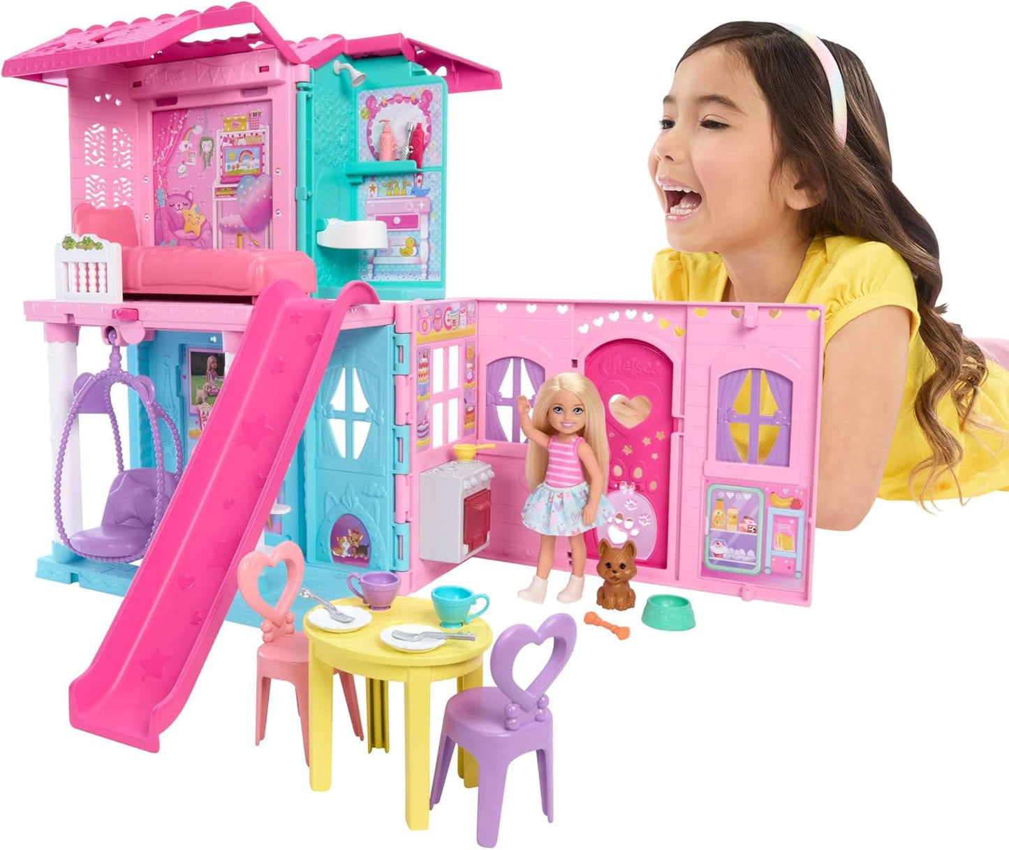 Domek dla lalek Barbie Chelsea z ponad 15 akcesoriami, wysuwany domek powiększa się do ponad 42 x 33 cm z 5 obszarami do zabawy i zjeżdżalnią, z małą lalką i psem, JFW49