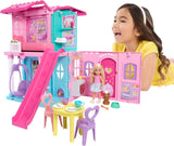 Domek dla lalek Barbie Chelsea z ponad 15 akcesoriami, wysuwany domek powiększa się do ponad 42 x 33 cm z 5 obszarami do zabawy i zjeżdżalnią, z małą lalką i psem, JFW49