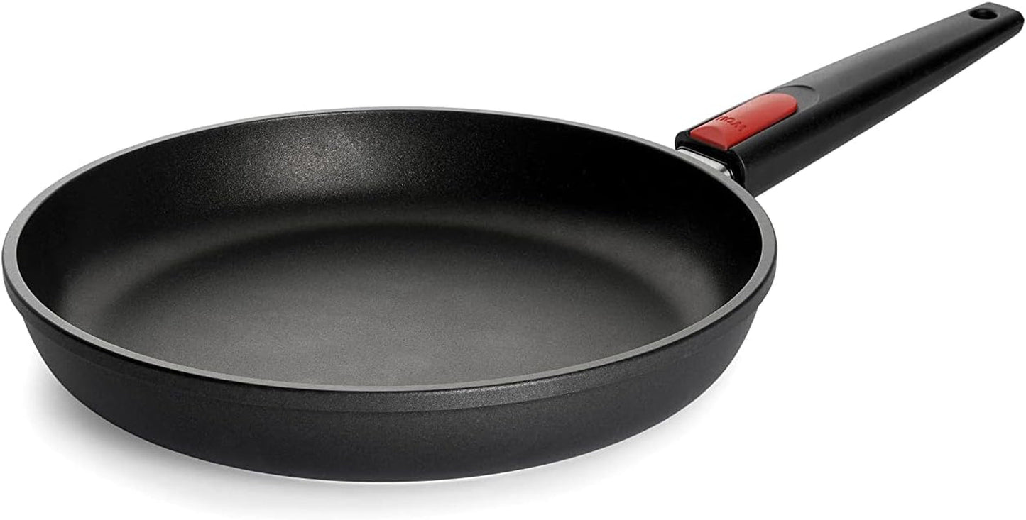 Woll Nowo Tytanowa płaska patelnia - Indukcja, wysokość 5 cm, wyjmowany uchwyt - do wszystkich typów płyt grzewczych, Odlew aluminiowy, powłoka nieprzywierająca Garnki i patelnie Naty Shop 28 cm