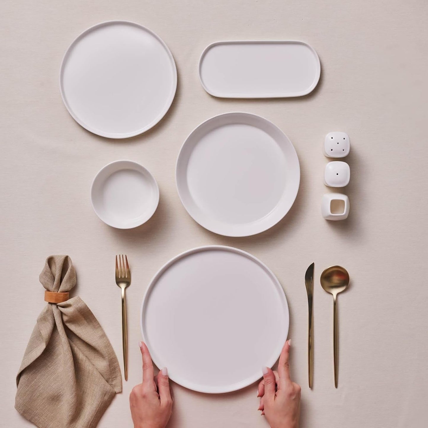 Zestaw obiadowy Karaca Stream Bone Bomo na 12 osób Elegancki zestaw talerzy kwadratowych Eleganckie zastawy stołowe z białej porcelany