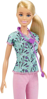 Lalka Barbie GTW39 - Pielęgniarka (ok. 30 cm) z nadrukiem na górze i różowymi spodniami, białymi butami i stetoskopem, świetny prezent dla dzieci w wieku 3 lat i starszych