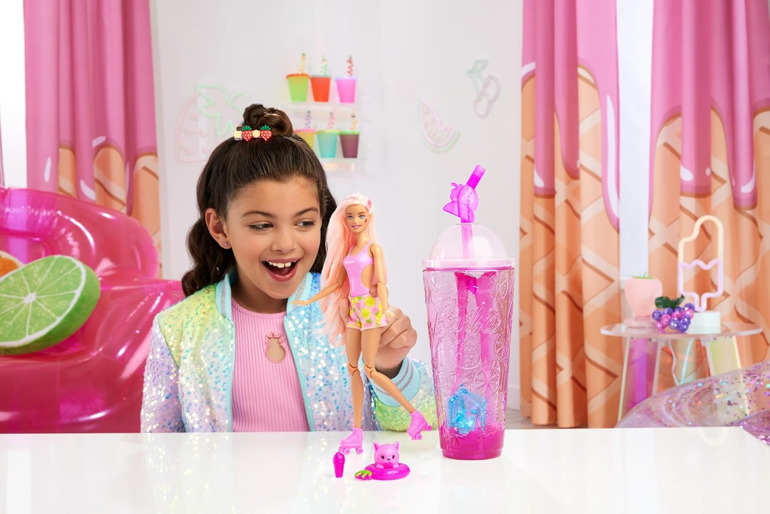 Barbie Pop Reveal Fruit — lalki-niespodzianki z 8 owocowymi niespodziankami, w tym lalką z zapachem truskawkowej lemoniady i puszystym szczeniakiem, od 3 lat, HNW41