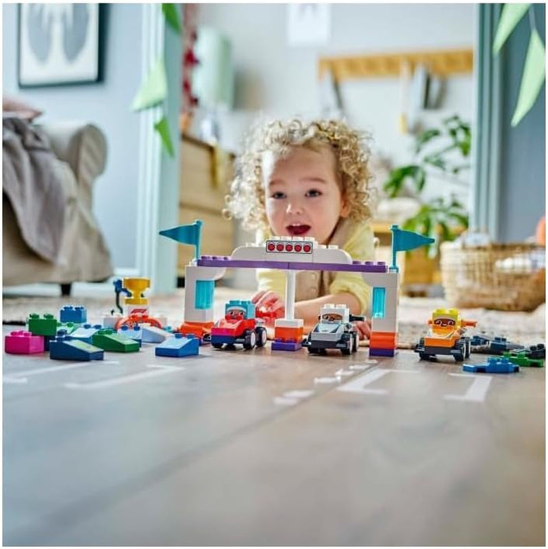 Samochody wyścigowe LEGO DUPLO Town F1 Team z wyścigowcami, zabawka do budowania dla całej rodziny, pobudzająca wyobraźnię zabawa, prezent urodzinowy dla małych dzieci, chłopców i dziewcząt od 2. roku życia 10445 Zestawy do budowania Besuche den LEGO-Store
