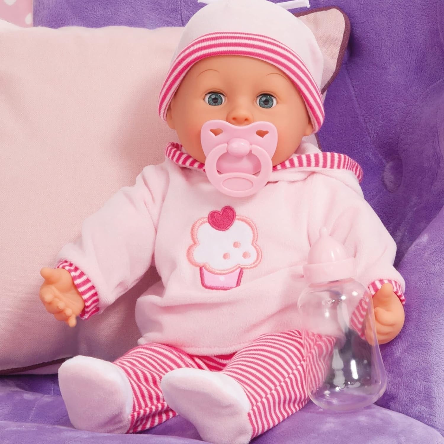 Lalka First Words ze śpiącymi oczami, wydaje 24 dziecięce dźwięki, z lalką i butelką, 38 cm, różowa/paski Naty Shop Dolls