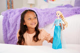 Mattel Toys Disney Frozen Elsa śpiewająca lalka w kultowym stroju, śpiewa „Let It Go” z filmu Disneya w języku angielskim, francuskim, niemieckim, włoskim, JDL58
