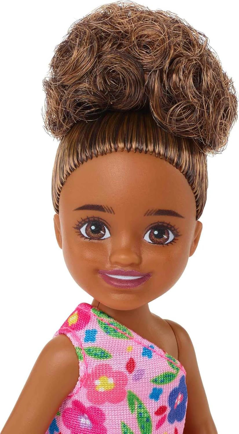 Barbie Chelsea Club – HGT07 – 15 cm przegubowa lalka dziewczyna rasy mieszanej w różowe kwiaty