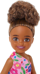 Barbie Chelsea Club – HGT07 – 15 cm przegubowa lalka dziewczyna rasy mieszanej w różowe kwiaty