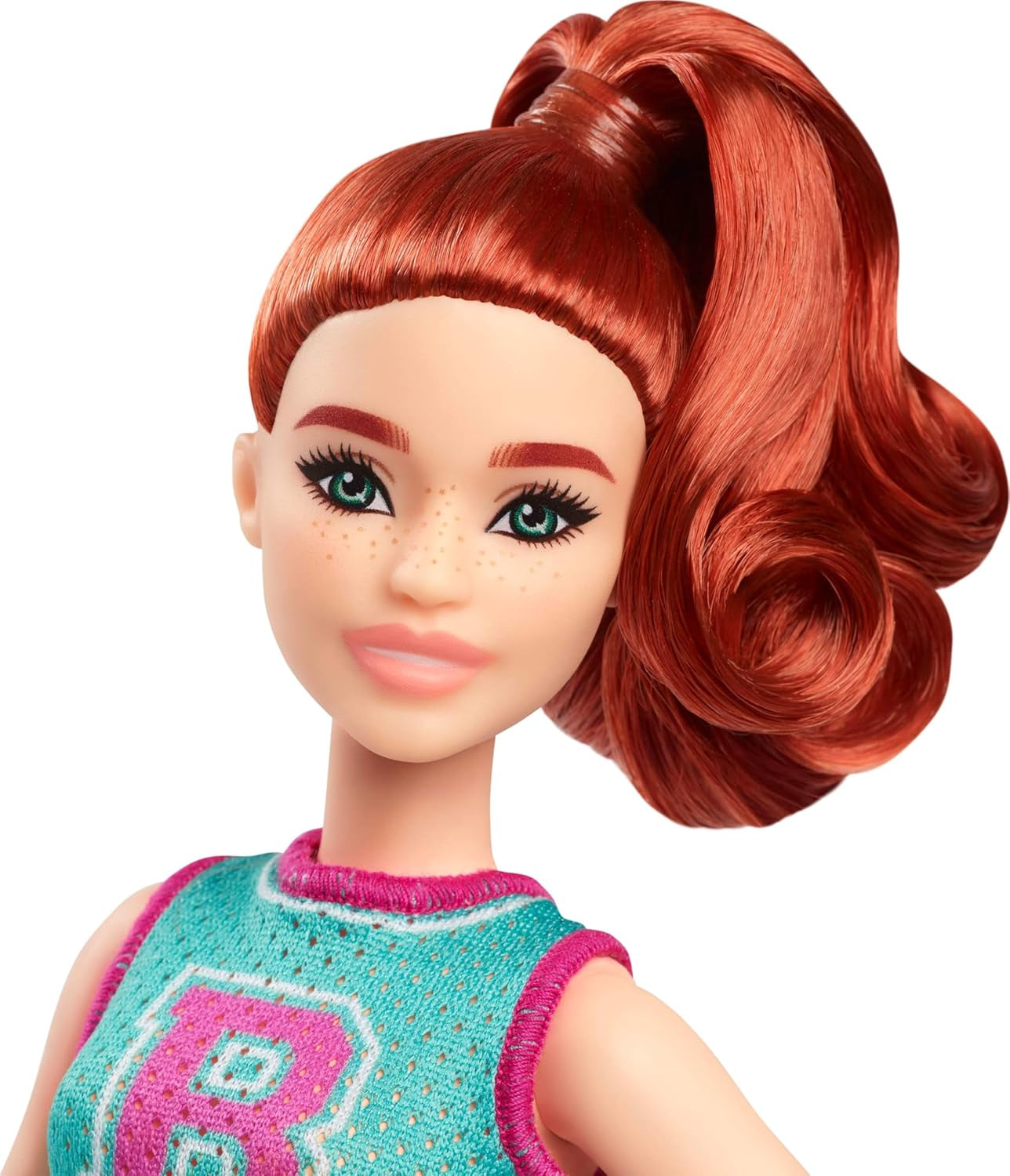 Lalka Barbie Fashionistas nr. 232 z rudymi włosami, sportową bluzą z dżerseju w kształcie litery B, fioletową plisowaną spódnicą, zegarkiem na rękę i tenisówkami, lalkami HYT90 Naty Shop
