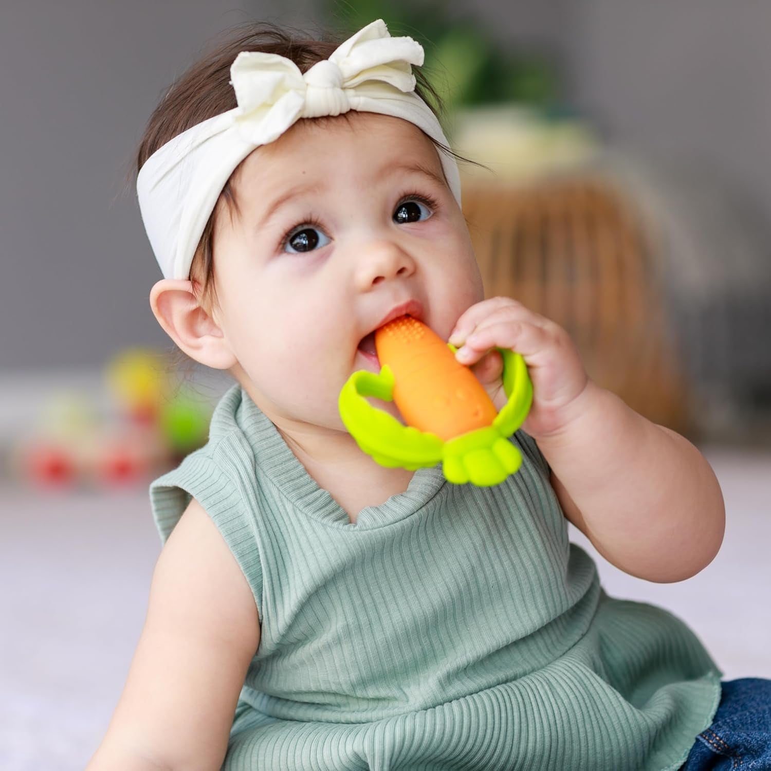 Infantino Lil' Nibbles, teksturowany silikonowy gryzak, zabawka gryzak dla niemowląt niezawierający BPA, miękki, łatwy do trzymania, stymulacja sensoryczna dla niemowląt, marchewka