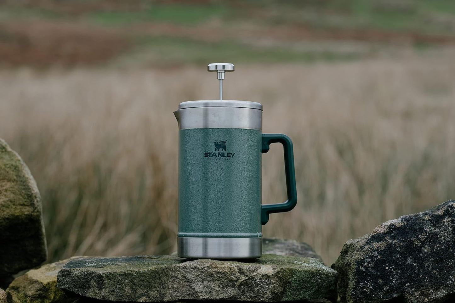 STANLEY Classic Stay Hot Coffee Press 1,4 l Hammertone Green - Utrzymuje gorącą kawę przez 4 godziny - Minimalny osad - Zintegrowana prasa do kawy ze stali nierdzewnej - Nie zawiera BPA - Można myć w zmywarce