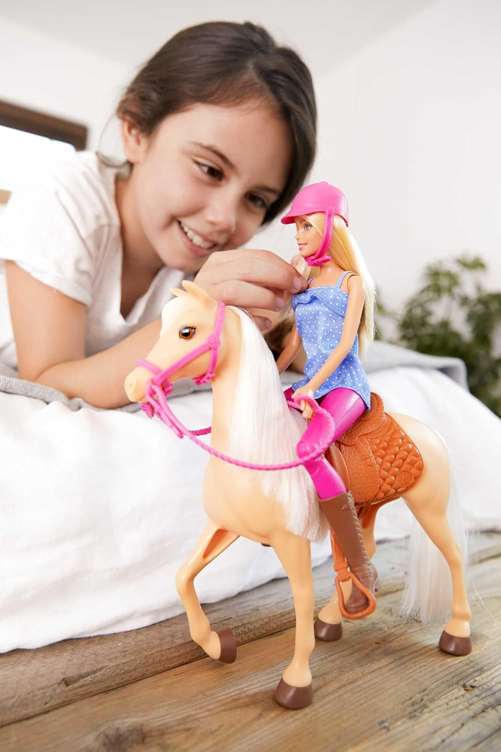 Lalka Barbie i zabawka w kształcie konia, akcesoria do jazdy konnej, zawiera 1 lalkę i 1 konia, nadaje się na prezent dla dzieci w wieku 3 lat i starszych, FXH13
