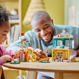 LEGO Friends Zestaw dla przedszkolaków w Heartlake City dla dziewcząt i chłopców 4-letnie kreatywne odgrywanie ról z 2 figurkami i 4 mikrofigurkami Zabawka wspomagająca rozwój społeczny 42636 Zestawy do budowania Besuche den LEGO-Store
