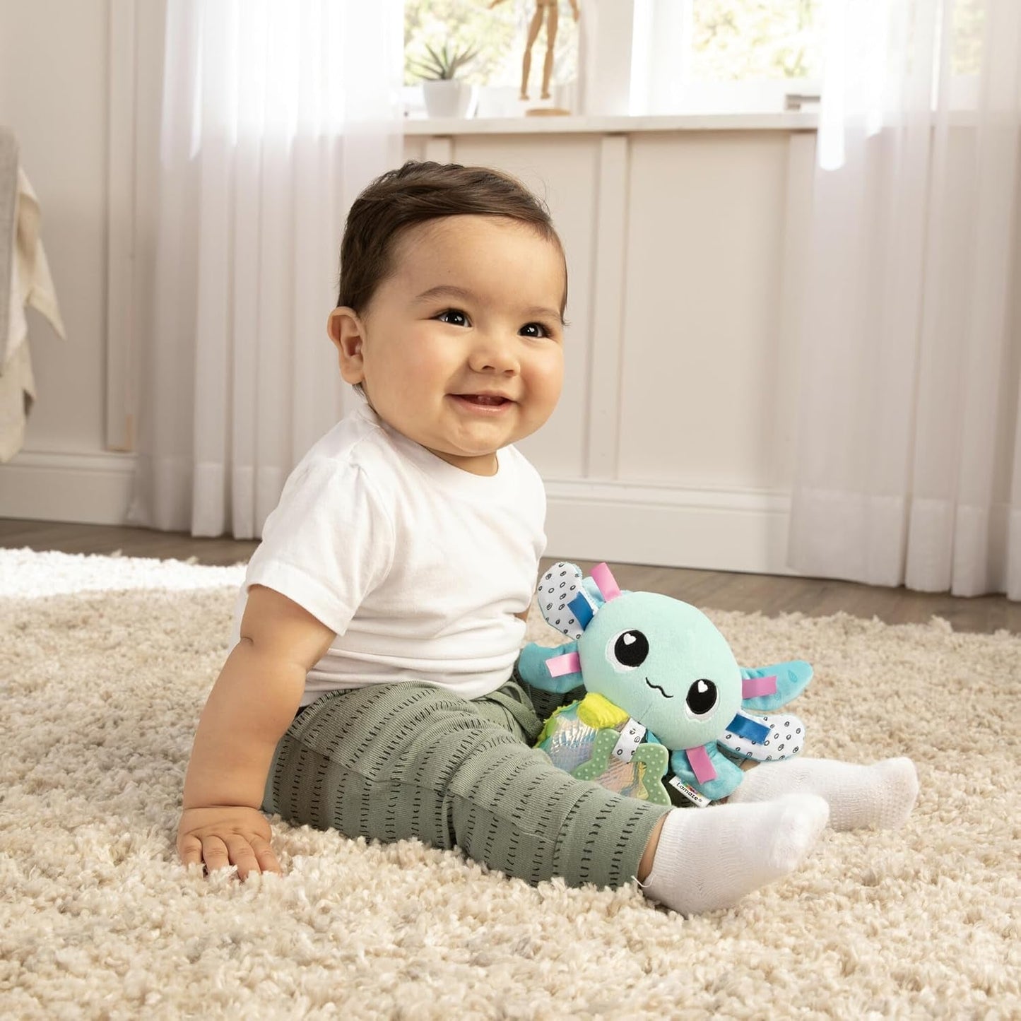 LAMAZE Alise Axolotl - Zabawka do wózka Clip & Go - Zabawki sensoryczne dla dzieci - Zabawki wczesnoszkolne dla dzieci w wieku 0-6 miesięcy - Specjalnie zaprojektowane dla noworodków - Prezenty na baby shower Bebe Naty Shop Toys