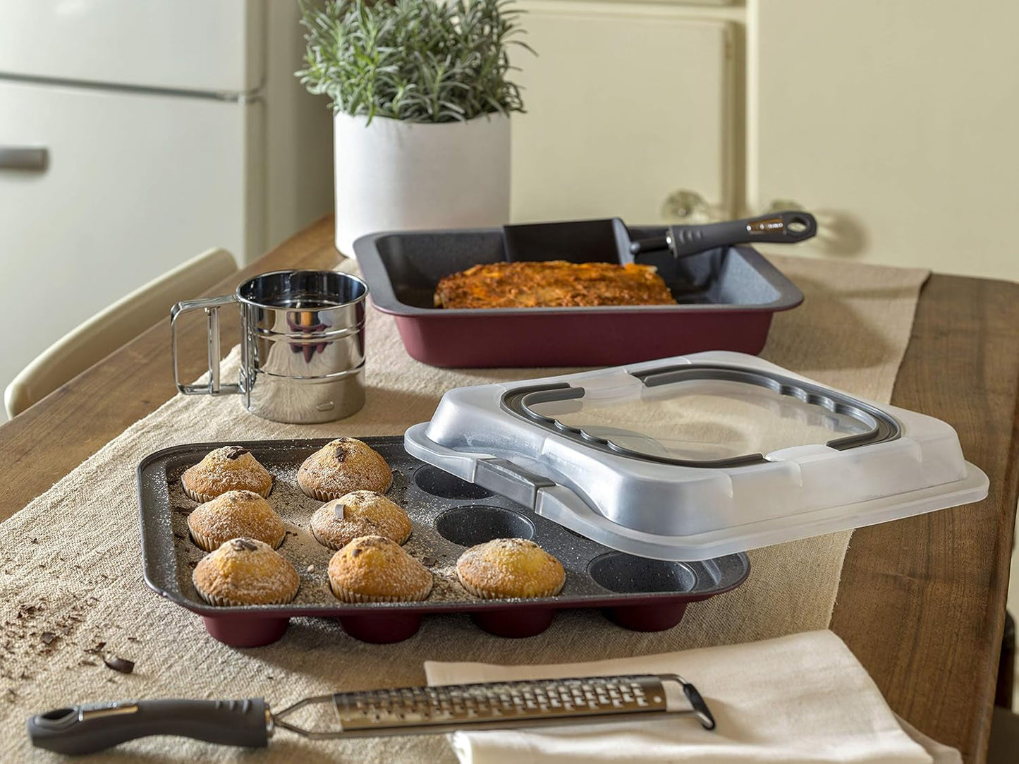 Blacha do pieczenia Sweet Cherry, na 12 muffinek, z pokrywką, stal z tworzywa sztucznego, wiśniowa Blachy i formy do pieczenia Naty Shop