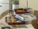 Blacha do pieczenia Sweet Cherry, na 12 muffinek, z pokrywką, stal z tworzywa sztucznego, wiśniowa Blachy i formy do pieczenia Naty Shop