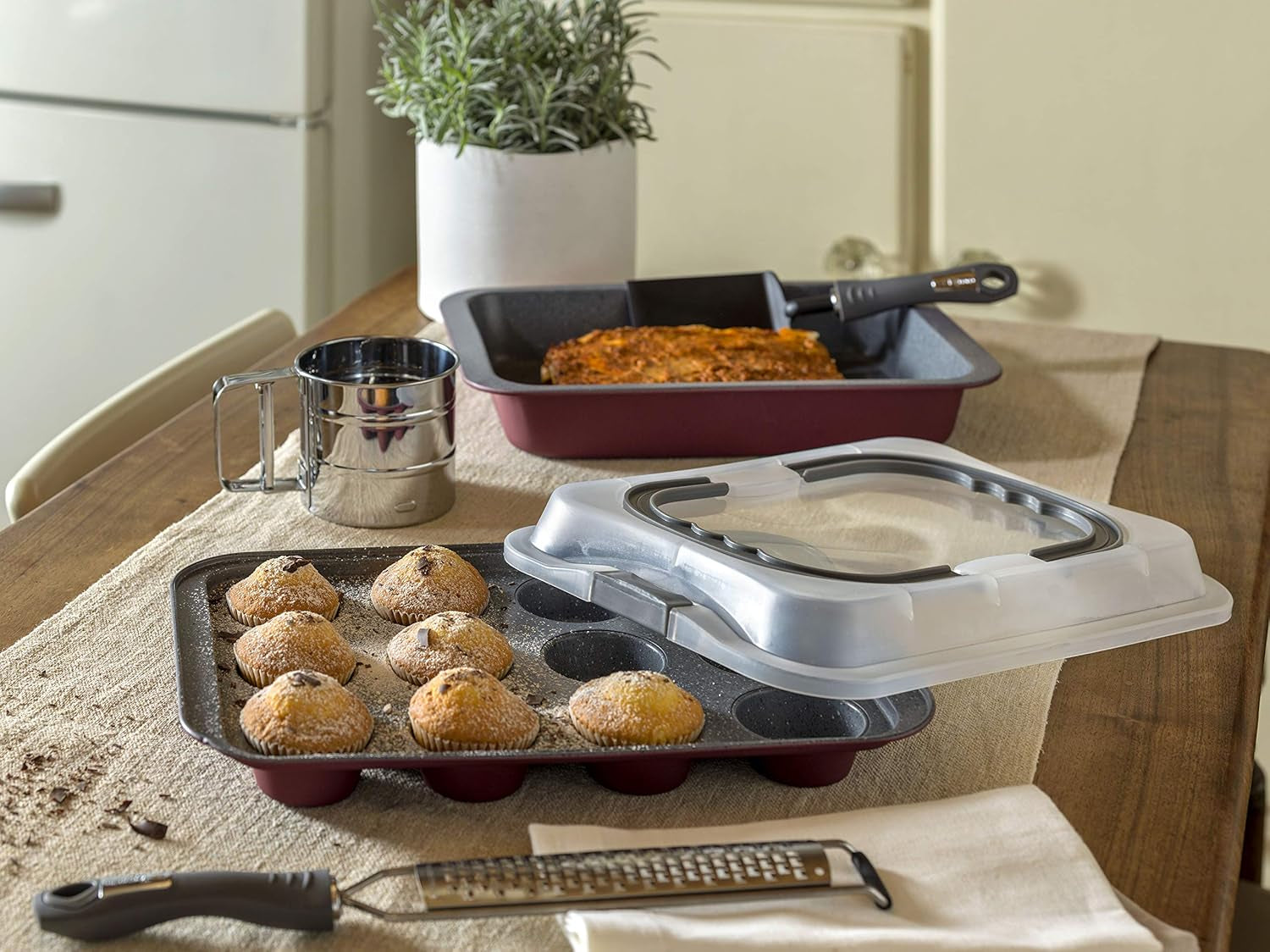 Blacha do pieczenia Sweet Cherry, na 12 muffinek, z pokrywką, stal z tworzywa sztucznego, wiśniowa Blachy i formy do pieczenia Naty Shop