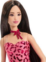 Lalka Barbie Fashionistas nr. nr 246 w różowej sukience w panterkę bez ramiączek, z czarnymi włosami i dodatkami, takimi jak naszyjnik z kokardką i buty, JJN59
