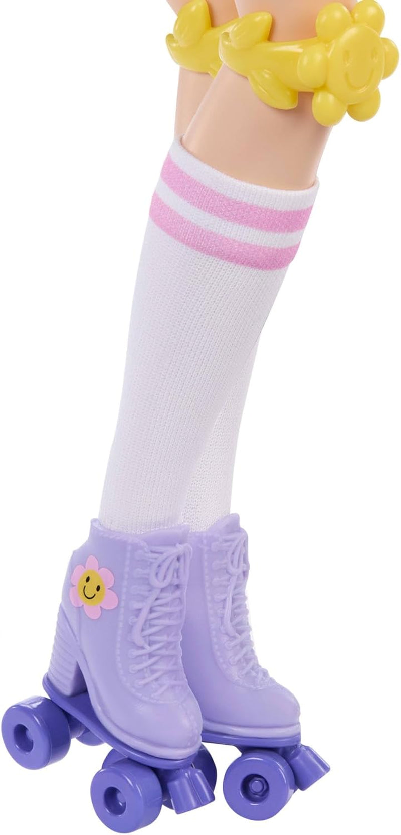Lalka Barbie Dream Besties i akcesoria, Modna lalka Barbie Renee z jazdą na rolkach i czarnymi włosami, 12 akcesoriów tematycznych z filmami i jedzeniem, JFX99