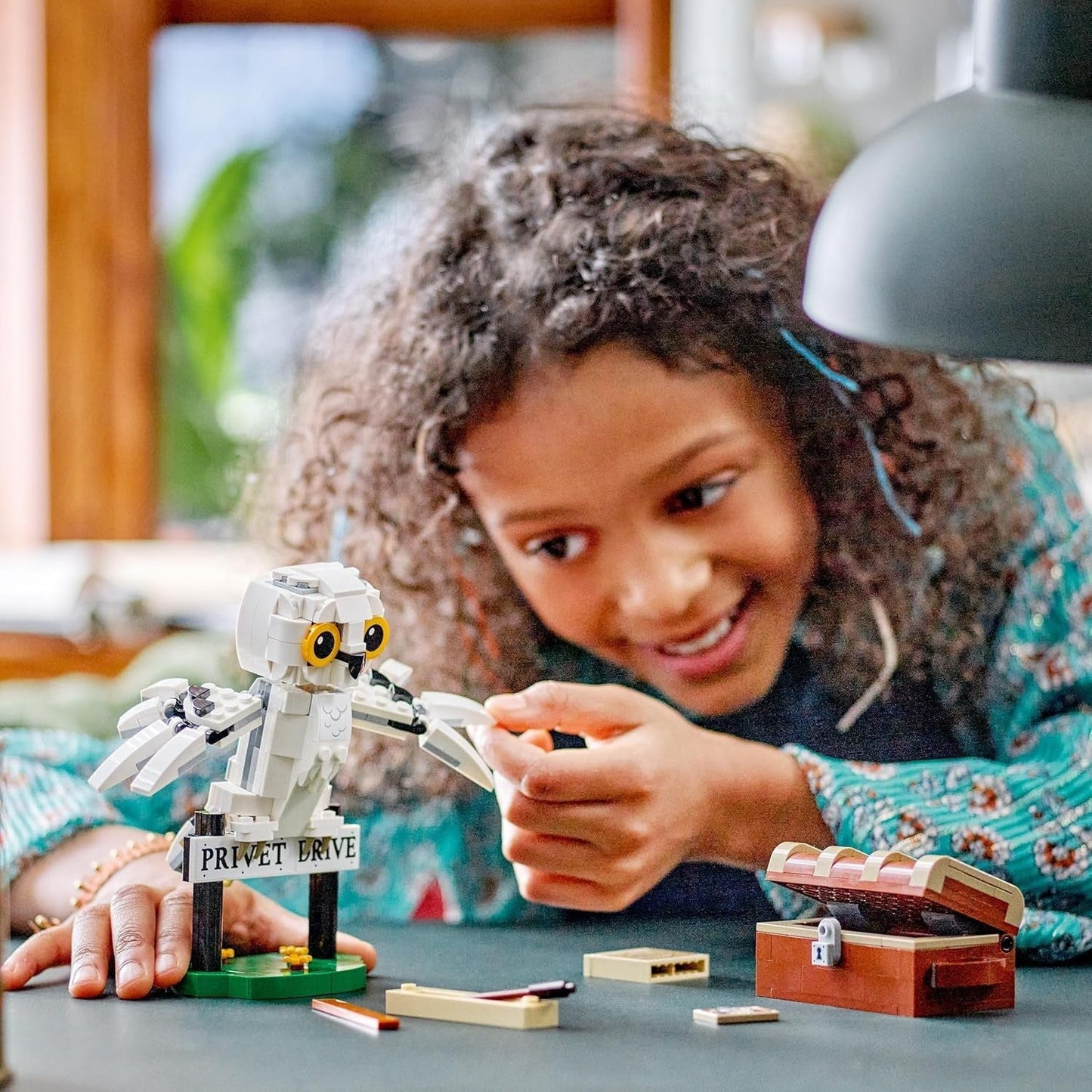 LEGO Harry Potter Hedwig na Privet Drive 4 Zestaw zabawek dla dzieci w kształcie sowy, figurka zwierzęcia do zbudowania z walizką Hogwartu, mały prezent dla chłopców, dziewcząt i wszystkich fanów od 7. roku życia 76425 Zestawy do budowania Besuche den LEGO-Store