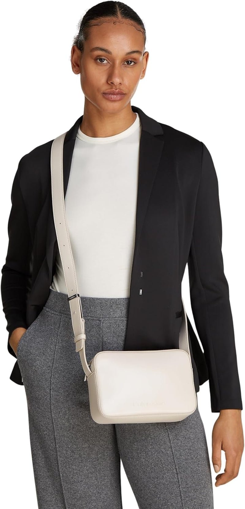 Torba na ramię Calvin Klein Torba na aparat z wytłoczonym logo zapinana na zamek błyskawiczny. Torby damskie Naty Shop