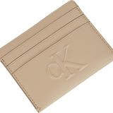 Damskie rzeźbione etui na karty Calvin Klein 6 cm3 Portfel damski Naty Shop