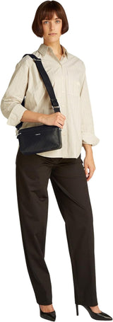 Damska torba na ramię Calvin Klein Must Camera Bag Mono szeroki pasek na ramię, czarna (Ck Black), Torby damskie w naturalnej wielkości Naty Shop