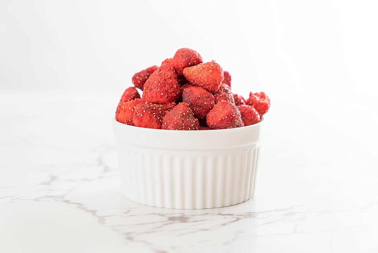 Truskawki liofilizowane całe 100g - Owoce liofilizowane - Owoce suszone liofilizowane - Truskawki suszone - Idealne do pieczenia, dekoracji ciast, przekąsek, musli i deserów Produkty odwodnione Naty Shop