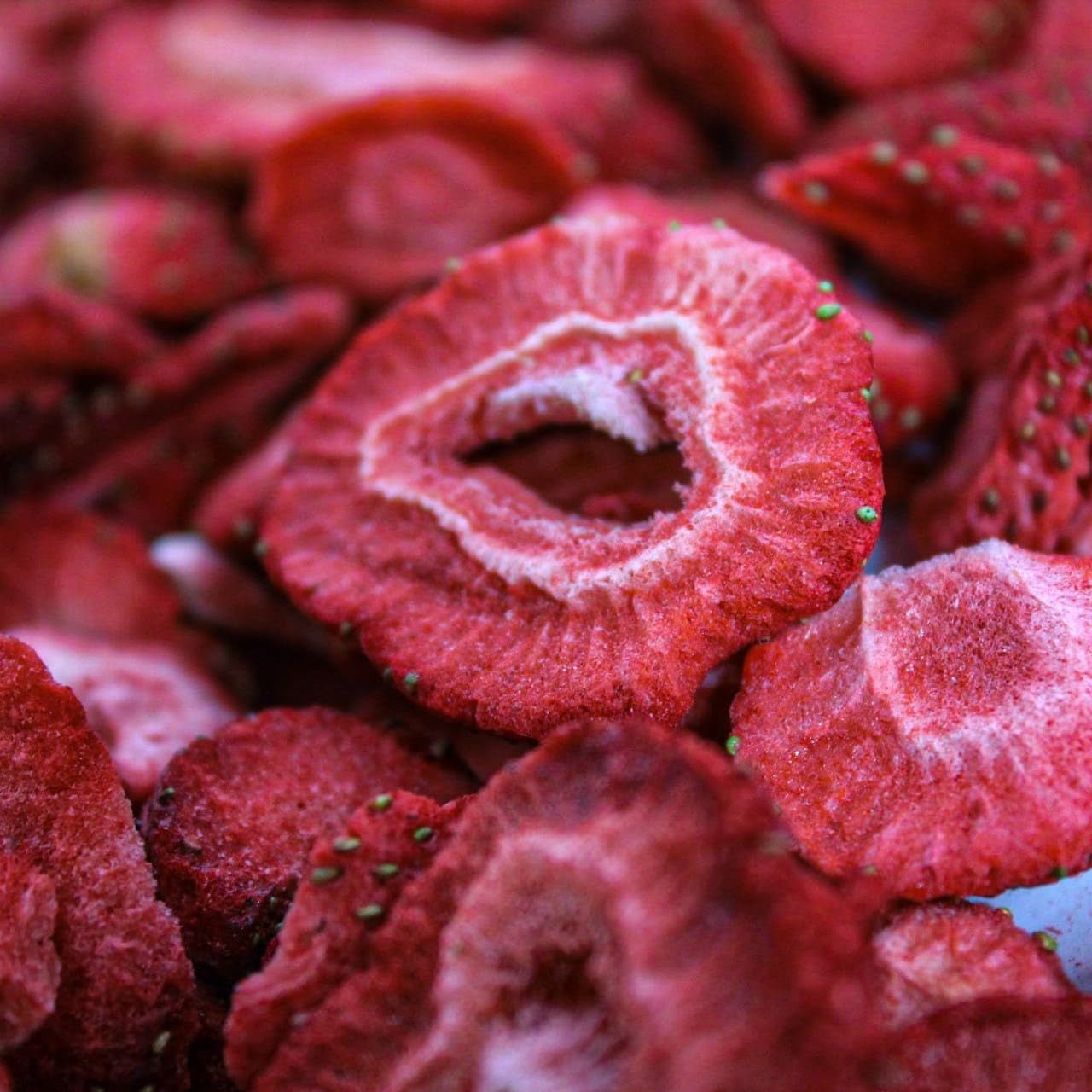 Truskawki liofilizowane 150g - Truskawki liofilizowane plastry - Owoce suszone liofilizowane - Owoce truskawek suszone - Idealne do wypieków, dekoracji, przekąsek, musli, deserów Produkty odwodnione Naty Shop