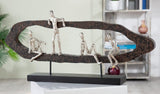 Casablanca nowoczesny design GILDE Deco Sculpture Figurka - Best Friends - Hang Out Srebro, drewno/aluminium - szerokość 75 cm Figurki i rzeźby Naty Shop