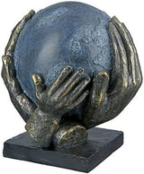 Casablanca nowoczesny design GILDE Deco Rzeźba Figurka Uratuj świat - Kula w dłoniach - Wysokość 19 cm Figurki i rzeźby Naty Shop Brąz, szary, czarny Wysokość 19 cm
