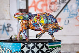 Dekoracyjna figurka zwierzęcia byka Casablanca - wykonana z żywicy syntetycznej w stylu street art - kolor: wielobarwny wysokość 27 cm Figurki i rzeźby Naty Shop