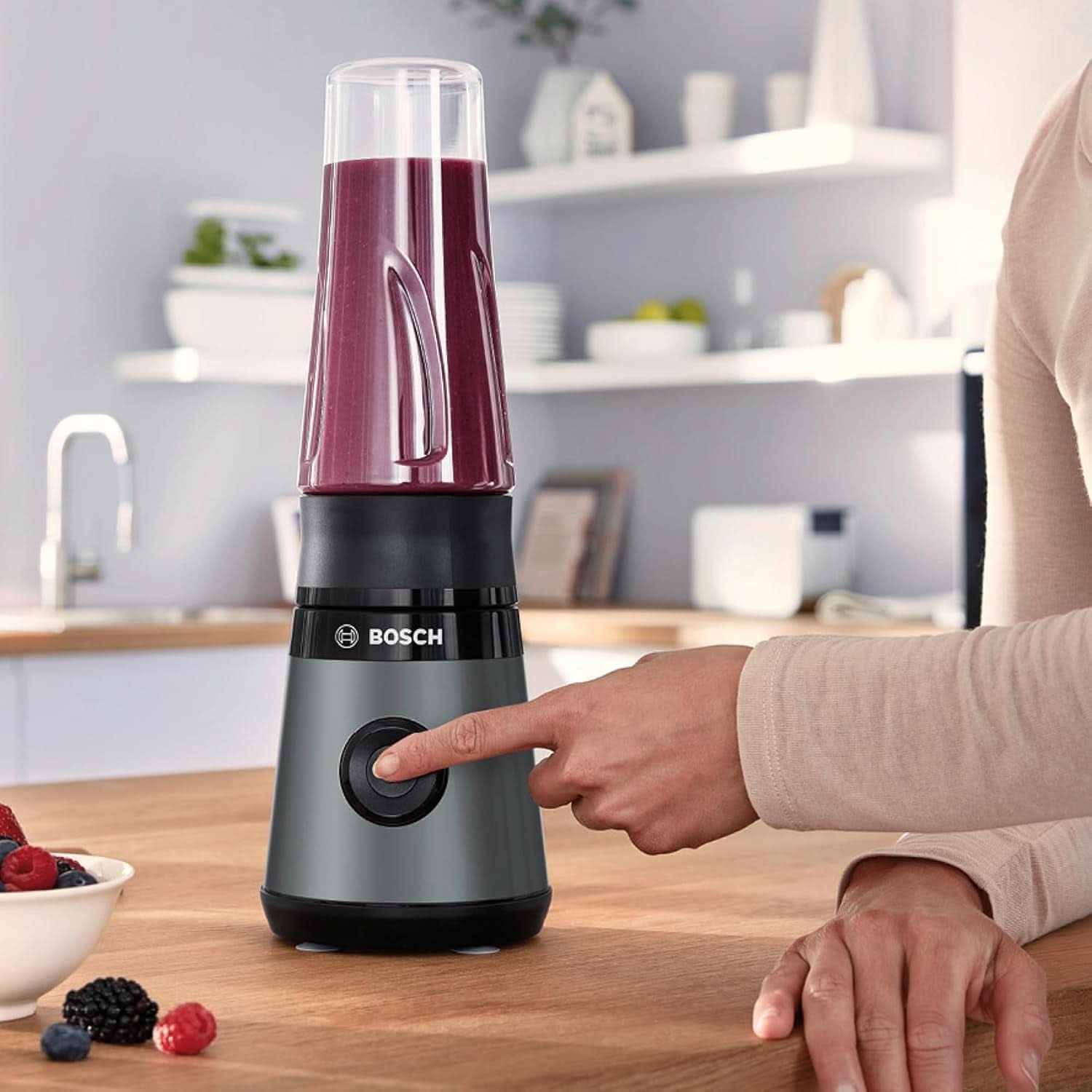 Bosch Mini-mikser stojący Vitapower Serie 2 MMB2111S, mikser wysokoobrotowy, Bis Zu 40 000 obr./min, Tritan Togo-Flasche 0,6 l, Trinkdeckel, Bruchsicher, Spülmasch.Geeignete Teile, 450W, Silber/Schwarz Kitchen Naty Shop