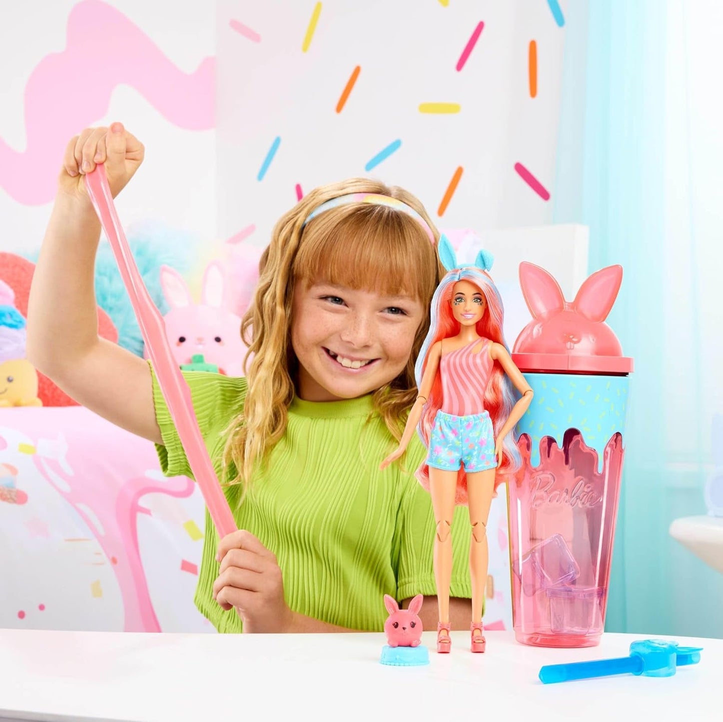 Barbie Pop Reveal Lalka i zestaw akcesoriów Shakes Series Uroczy pachnący kotek Modna lalka i zwierzątko z 8 niespodziankami, w tym zmianą koloru JCN87